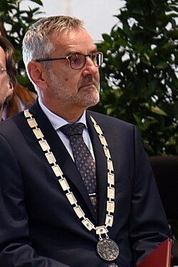 Alois Halbmayr mit Dekanskette