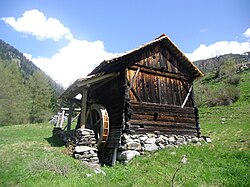 Mühle, Kornkasten und Backofen beim Alpegger