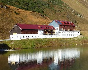 Blick von Südosten auf das Zeinisjochhaus