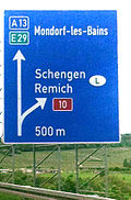 Der Vorwegweiser zur AS Schengen (L) auf deutschem Gebiet. Hinweise auf   und