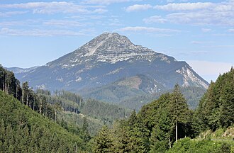 Ötscher, Ansicht von Annaberg (15 km östlich)rechts der markante Ostgrat („Rauer Kamm“)