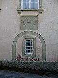 Vermauerter Kellerzugang mit Wappen