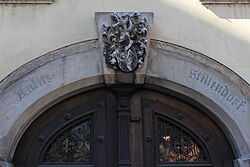 Das Flachbogenportal des Ansitzes Stillendorf, mittig mit Wappenkartusche Zallinger-Thurn