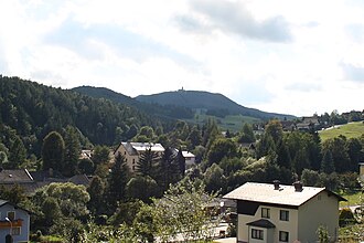 Der Araberg mit der Araburg (im Hintergrund, Bildmitte) von Kaumberg aus gesehen