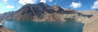 Der Arzkarsee von Norden, links die Staumauer