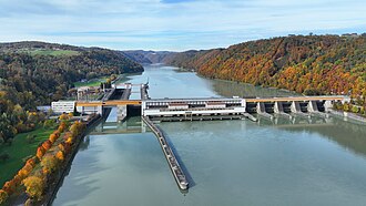 Das Kraftwerk von stromabwärts
