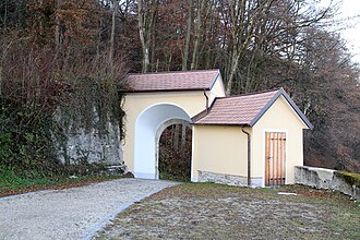Ortsfriedhof Attnang, Tormauer