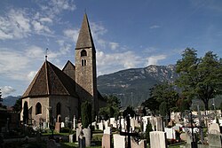 Pfarrkirche St. Peter mit Friedhofskapelle und Friedhof