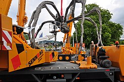 Pneukrane kommen bei der Demontage zum Einsatz.