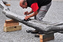 … und lösen die Verschraubungen.