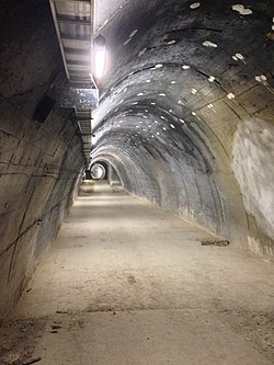 Stollen mit Betonverschalung, halbovalförmig, ca. 6 m breit, ca. 8 m hoch