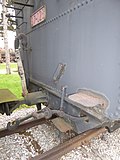 Rückseite des Stütztenders mit Anschluss für Vakuumbremse, Mittelpufferkupplung und Leitung der Dampfheizung (von links nach rechts)