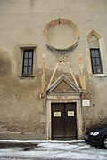 Westportal und Fenster