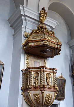 Die Kanzel an einem der wuchtigen Wandpfeiler hängend