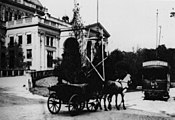 Triebwagen Nr. 104 vor dem 1886 fertiggestellten Kurhaus. (Aufnahmeort: nordwestlichster Punkt der Ringlinie).