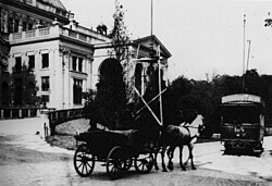 Triebwagen Nr. 104 vor dem 1886 fertiggestellten Kurhaus. (Aufnahmeort: nordwestlichster Punkt der Ringlinie).
