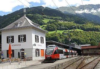 Bahnhof Schruns mit Talent-Triebzug der ÖBB.Im Hintergrund über dem Bahnsteigdachder Firmensitz der Montafonerbahn AG(graues Haus) und rechts die Remise.