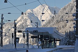 Bahnhof Langen mit der Allhöhe (2032 m) darüber; Blickrichtung WestenThüringen