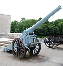 155L vor dem Memorial in  Verdun