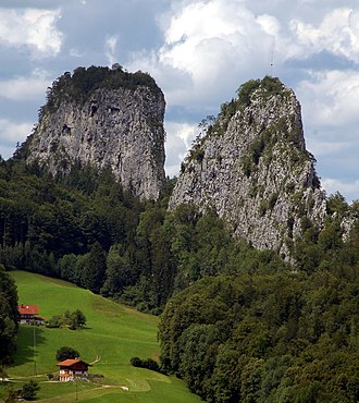 Großer (links) und Kleiner Barmstein (841 m, rechts) von Bad Dürrnberg aus.