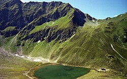 Bergerseehütte (2181&nbsp;m) (unterhalb der Goldeckscharte), vom Aufstieg zum Berger Kogel gesehen (1980)