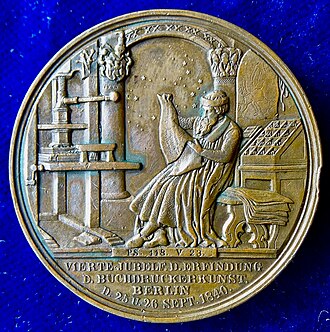 Medaille von König, Rückseite: Gutenberg sitzend bei seiner Druckerpresse