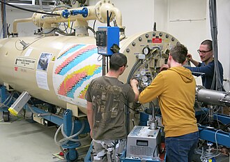Beschleunigertank VERA mit Studenten