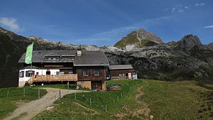 Biberacher Hütte von Süden mit Winterraum (rechts dahinter) und Hochkünzelspitze (2397 m)