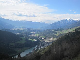 Blick von Meransen zum Übergang vom Puster- ins Eisacktal, links im Vordergrund der Mühlbacher Stausee