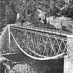Zwischen Brđani (Brdjani) und Bradina überquerte eine 55 Meter lange Eisenbrücke die 57 Meter tiefe Lukaschlucht.