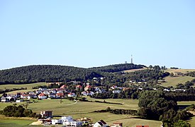 Der Brenntenriegel mit der Sendeanlage, links davon der bewaldete Stadelberg, davor der Sieggrabener Ortsteil Anger