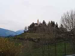 St. Johann mit Kirchplatz in Karnol