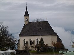 St. Johann mit Kirchplatz in Mellaun