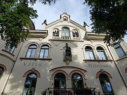 Villa Rifesser mit Garten und Nebengebäude