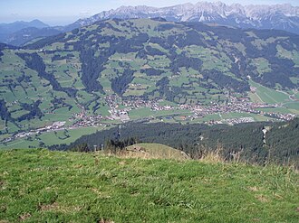 Die Gemeinde Brixen liegt etwa in der Mitte des Brixentals, im Hintergrund der Wilde Kaiser