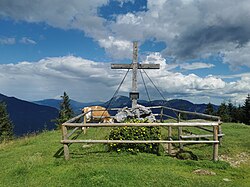 Gipfelkreuz des Hochangers, mittig dahinter der Hochlantsch.