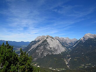 Die Brunnensteinspitze bildet einen Doppelgipfel mit der Rotwandlspitze am südwestlichen Ende der Nördlichen Karwendelkette