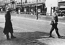 Niederländische Soldaten mit weißer Flagge in Rotterdam am 14. Mai 1940