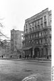 Blick im Februar 1945 auf den Zietenplatz zum Eingang des weitgehend zerstörten Hotels Kaiserhof; die Trümmer wurden später beseitigt