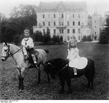 Erbprinz Johann Leopold mit seiner Schwester Sybilla im Park des Schlosses Reinhardsbrunn