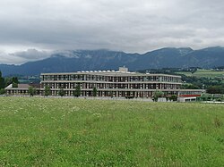 Bundesschulzentrum Wörgl. Räumlich gestaffeltes modulares System gem. mit Fritz Gerhard Mayr. Modellschule im Rahmen des Forschungsauftrags „Vorfertigung im Schulbau“ vom Bundesministerium für Bauten und Technik.