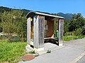 Wartehäuschen des Landbus Bregenzerwald an der Haltestelle Reuthe Baien in Reminiszenz an einen kurzen Eisenbahnwagen mit Tonnendach