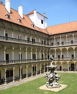 Schloss Bučovice, Arkadenhof