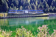 Zwei baugleiche Fahrzeuge wie die Montserrat-Bahn erhielten die FCG im Jahr 2013 für die Strecke Ribes–Núria. Im Unterschied zu den grünen Fahrzeugen der Montserrat-Bahn tragen sie einen blauen Anstrich.