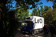Lastwagen mit der Aufrischt Le+O (Lebensmittel und Orientierung) parkt unter Bäumen