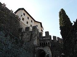 Der Eingang unter dem Turm Coltrino