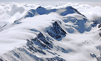 Die Zufallspitzen (links) von der nordwestlich gelegenen Königspitze aus gesehen, rechts der Monte Cevedale