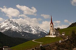 Pfarrkirche St. Nikolaus mit Friedhofskapelle und Friedhof