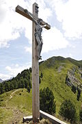 Gipfelkreuz an der Cansla dla Ciarità am Pitschberg. Holzskulptur des Harald Schmalzl 1993