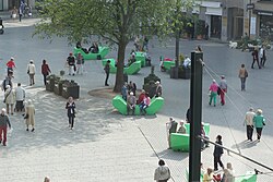 Wieder als „Enzi“ bezeichnete grüne Bänke, 1. April 2014, am Tag nach der Aufstellung